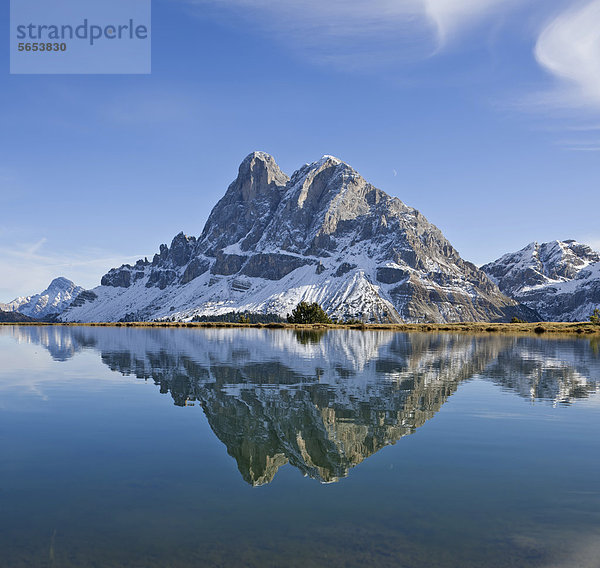 Peitlerkofel  Sas de Pütia  2875 m  spiegelt sich in einem See nahe der Enzianhütte  Plose  Südtirol  Italien  Europa