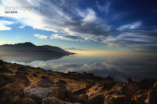 Weiße Wolken über der Insel Antelope Island  am See Great Salt Lake  Utah  USA