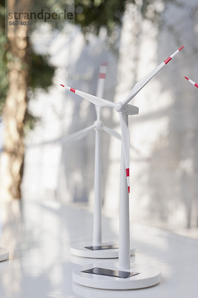 Deutschland  Leipzig  Windkraftmodell auf dem Schreibtisch