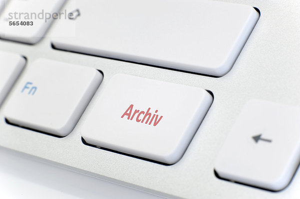 Moderne weiße Tastatur mit rotem Schriftzug Archiv