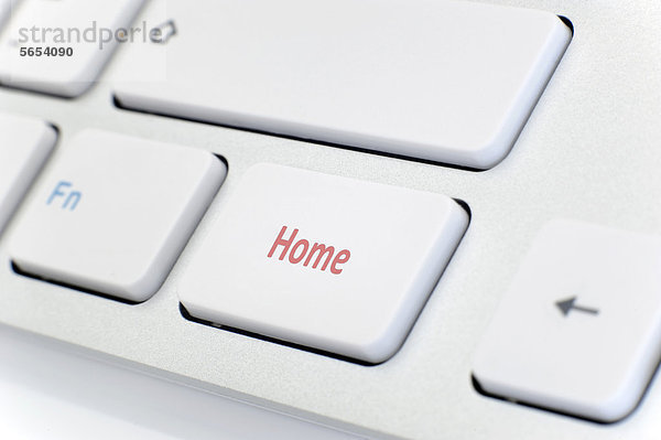 Moderne weiße Tastatur mit rotem Schriftzug Home