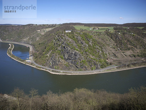Blick von St. Goar mit Rhein auf Loreley-Felsen  St. Goarshausen  Rheinland-Pfalz  UNESCO Welterbe Oberes Mittelrheintal  Deutschland  Europa