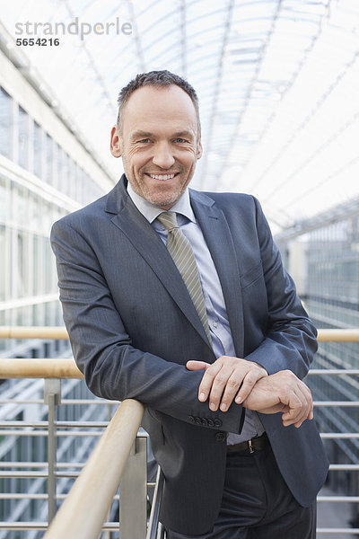 Deutschland  Leipzig  Geschäftsmann lächelnd  Portrait
