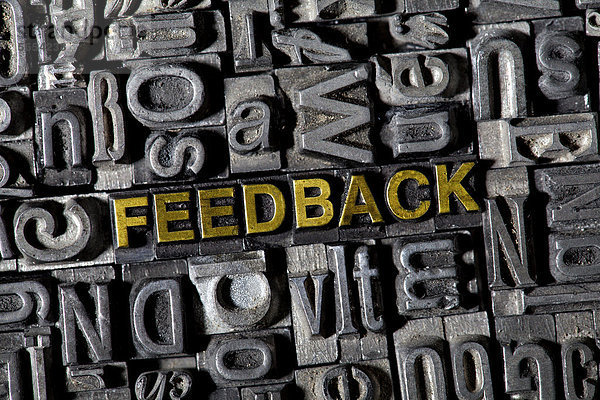 Alte Bleilettern bilden das Wort FEEDBACK