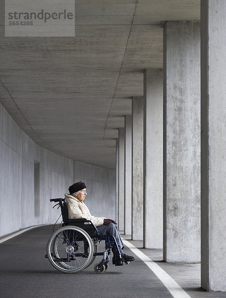 Österreich  Seniorin im Rollstuhl bei der U-Bahn