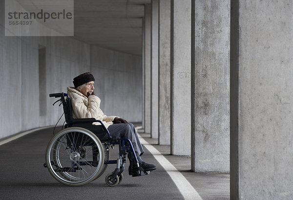 Österreich  Seniorin im Rollstuhl bei der U-Bahn