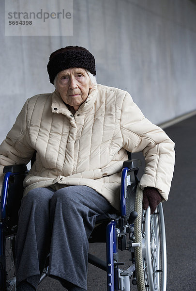 Österreich  Seniorin im Rollstuhl bei der U-Bahn