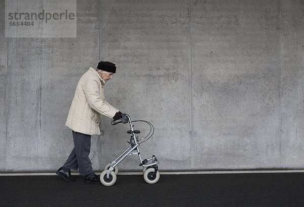 Österreich  Seniorin mit Rollator bei der U-Bahn