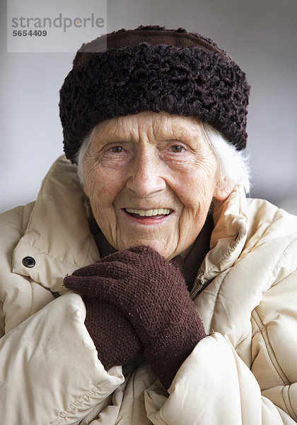 Österreich  Seniorin lächelnd  Portrait