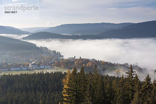 Die Gemeinde Schluchsee mit dem dahinter unter dem Nebel liegenden Schluchsee  Breisgau-Hochschwarzwald  Baden-Württemberg  Deutschland  Europa