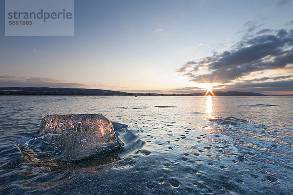 Eingefrorener Eisbrocken im Bodensee bei Sonnenuntergang  Allensbach  Baden-Württemberg  Deutschland  Europa