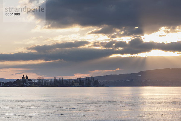 Eingefrorene Eisbrocken im Bodensee zu Sonnenuntergang mit Blickrichtung Insel Reichenau  Allensbach  Baden-Württemberg  Deutschland  Europa