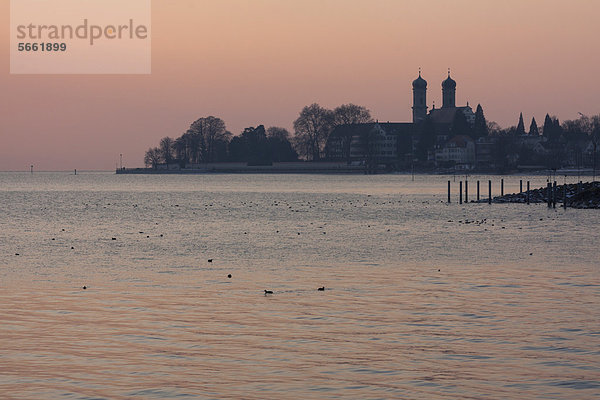 Silhouette der Schlosskirche bei Sonnenuntergang  Friedrichshafen  Bodenseekreis  Baden-Württemberg  Deutschland  Europa