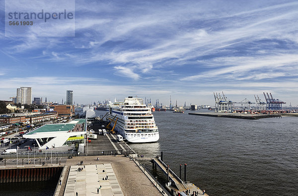 Kreuzfahrtterminal Cruise Center Altona in Hamburg  Deutschland  Europa