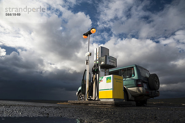 Jeep an der letzten Tankstelle vom Hochland  Hrauneyjar  Hochland  Island  Europa