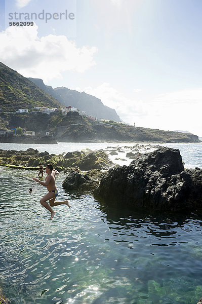 Ins Wasser springende Jugendliche  Meerwasserpools bei Garachico  Teneriffa  Kanarische Inseln  Spanien  Europa