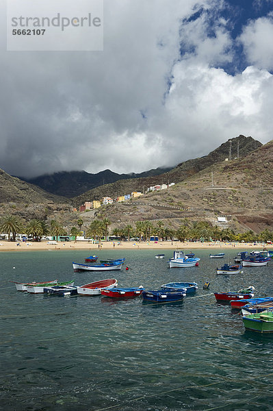 Bunte Fischerboote und Anaga-Gebirge  Playa de las Teresitas  San AndrÈs  Teneriffa  Kanarische Inseln  Spanien  Europa