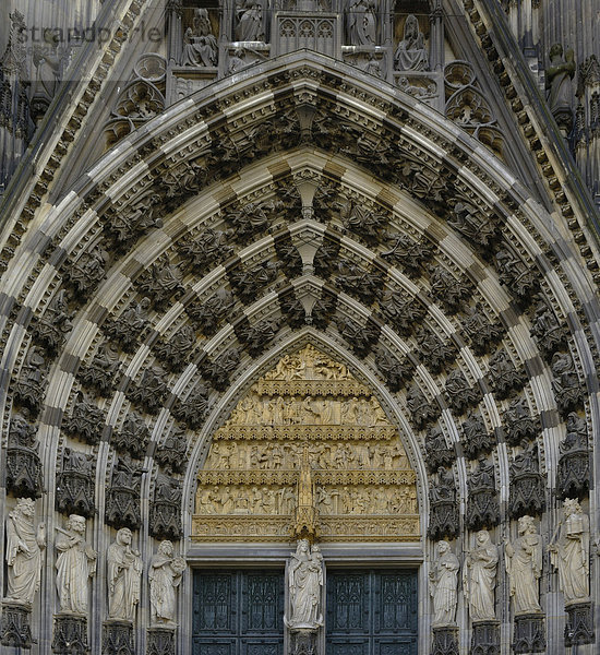 Detail Westportal  Mittelportal  Hauptportal  Zentral steht Maria mit dem Christuskind  Kölner Dom  UNESCO Weltkulturerbe  Köln  Nordrhein-Westfalen  Deutschland  Europa