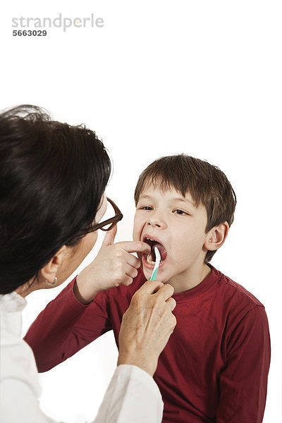 Zahnkontrolle bei einem Jungen
