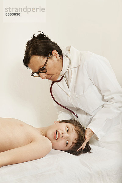 Junge bei Untersuchung beim Kinderarzt