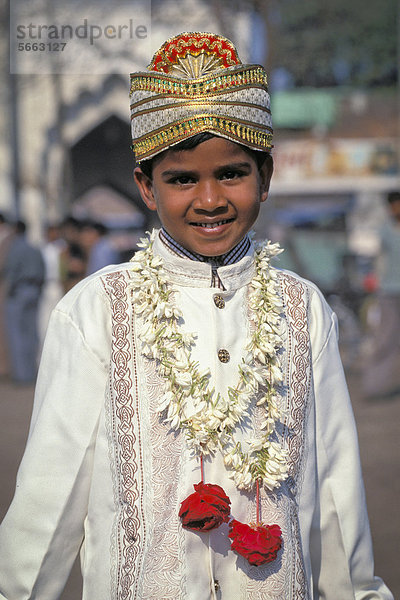 Indischer Junge mit Blumenkette  Kinder-Bräutigam  Hochzeit  Lucknow oder Lakhnau  Uttar Pradesh  Indien  Asien