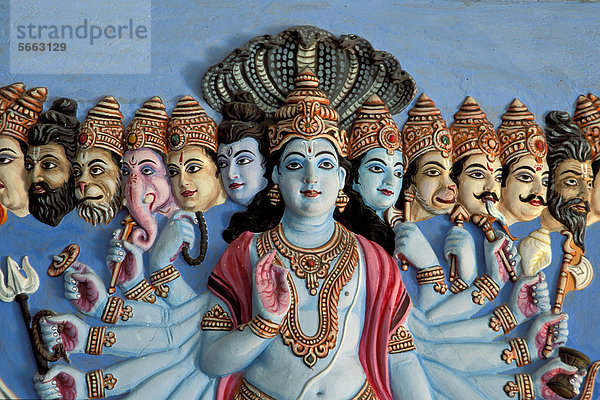 Gott Shiva umgeben von anderen Hindu-Gottheiten  Figuren  Orchha  Madhya Pradesh  Nordindien  Indien  Asien