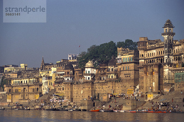 Ghats  heilige Treppen zum Ganges  Stadtansicht  Kashi oder Varanasi oder Benares  Uttar Pradesh  Indien  Asien
