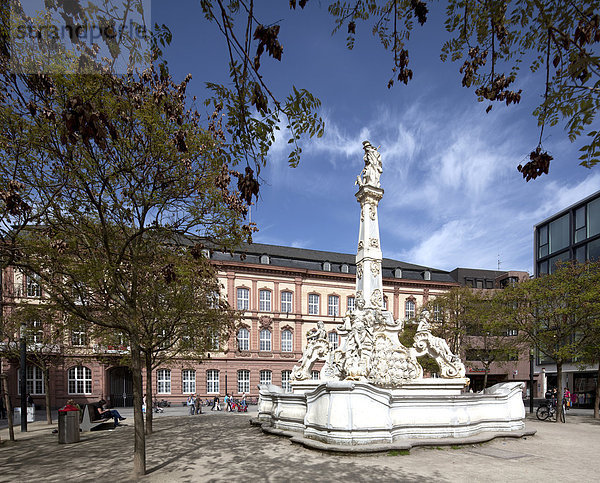 Georgsbrunnen auf dem Kornmarkt  Trier  Rheinland-Pfalz  Deutschland  Europa  ÖffentlicherGrund