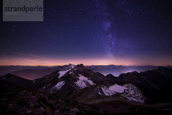 Bergpanorama zur blauen Stunde mit Sternenhimmel  Feuerspitze  Steeg  Lechtal  Außerfern  Tirol  Österreich  Europa