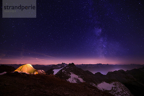 Bergpanorama zur blauen Stunde mit Sternenhimmel und Zelt  Feuerspitze  Steeg  Lechtal  Außerfern  Tirol  Österreich  Europa