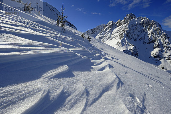 Winterlandschaft mit Schneeformation und Berggipfel  Firtzstock  Glarus  Ostschweiz  Schweiz  Europa