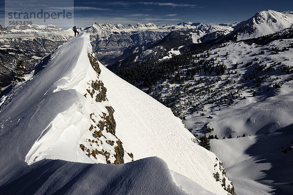 Bergsteiger auf Berggipfel mit Bergpanorama  Firtzstock  Glarus  Ostschweiz  Schweiz  Europa