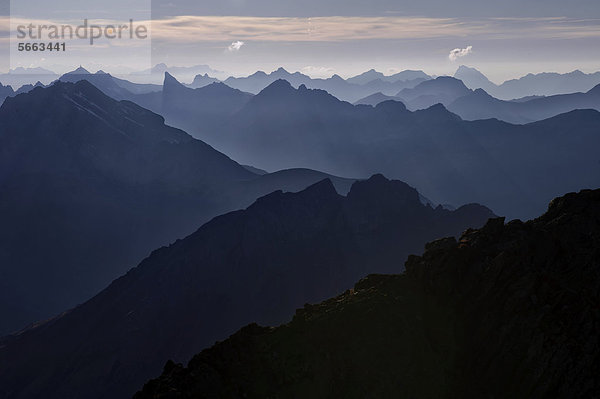 Bergpanorama zur blauen Stunde  Feuerspitze  Steeg  Lechtal  Außerfern  Tirol  Österreich  Europa
