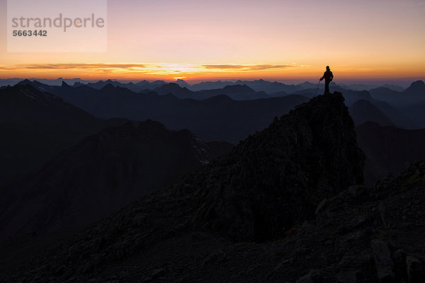 Bergpanorama mit Bergsteiger bei Sonnenuntergang  Feuerspitze  Steeg  Lechtal  Außerfern  Tirol  Österreich  Europa