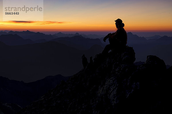 Bergpanorama mit Bergsteiger bei Sonnenuntergang  Feuerspitze  Steeg  Lechtal  Außerfern  Tirol  Österreich  Europa