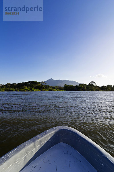 Mit dem Boot auf dem Nicaragua-See  hinten der Vulkan Mombacho  Isletas  Lago de Nicaragua  Nicaragua  Mittelamerika