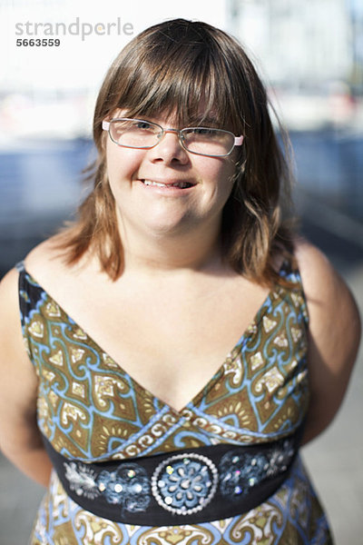 Porträt einer Frau mit Down-Syndrom lächelnd