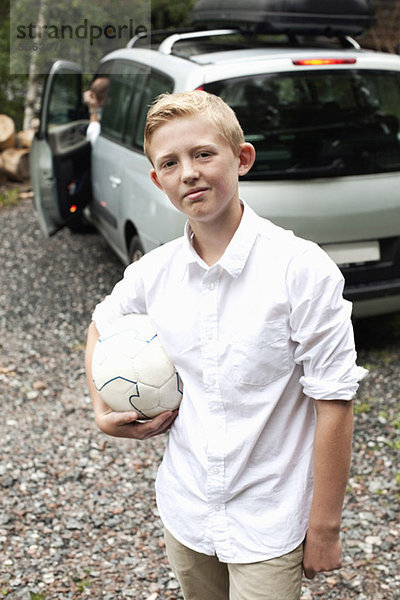 Porträt eines vorpubertären Kindes mit Fußball