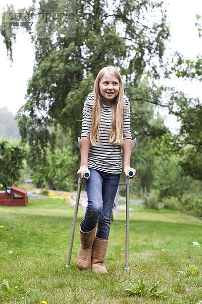 Körperbehindertes Mädchen mit wegschauenden Krücken