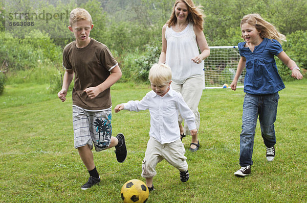 Mutter mit Kindern beim Fußballspiel