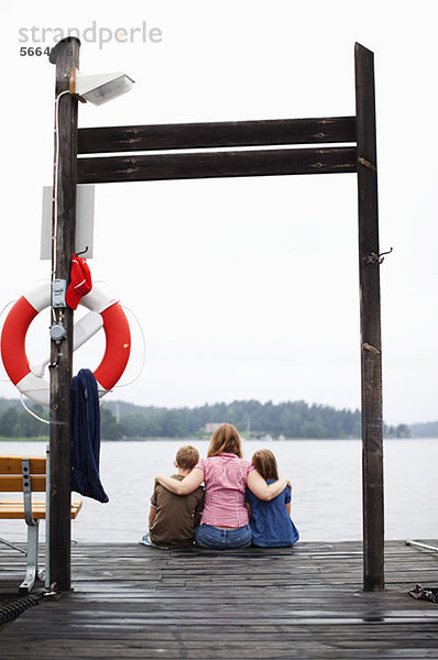 Rückansicht der Mutter mit Kindern im Blickfeld