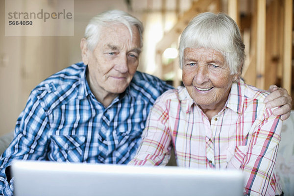 Fröhliches Seniorenpaar mit Laptop
