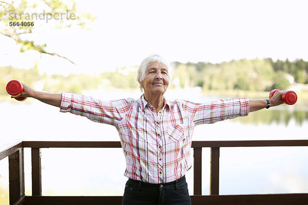 Aktive Seniorin mit Handgewicht im Freien
