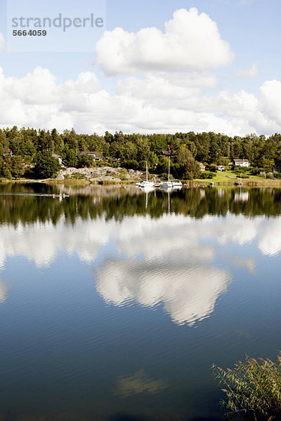 Spiegelung von Himmel und Wolke im Seewasser