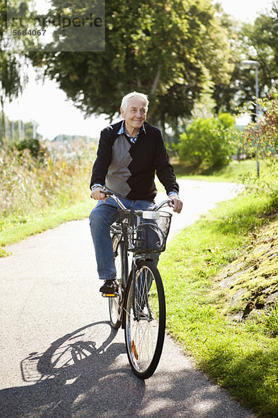 Glücklicher Seniorenradfahrer im Park