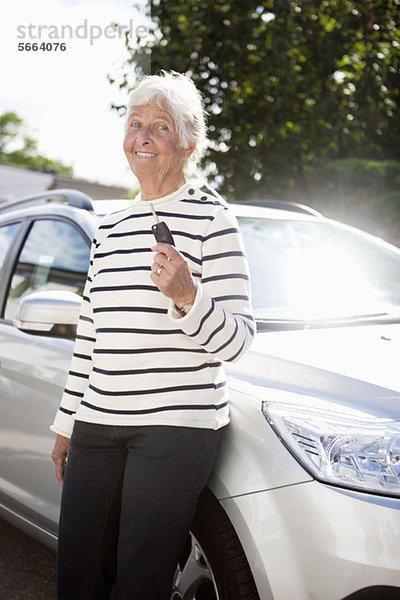 Porträt der fröhlichen Seniorin mit Autoschlüssel