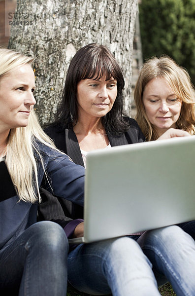 Reife Geschäftsfrauen mit Laptop im Freien