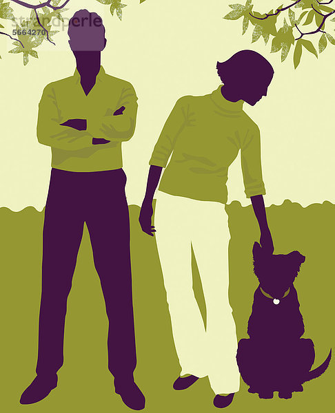 Mann mit verschränkten Armen neben einer Frau mit Hund