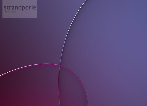 Digital generierte Abstraktion mit krümmenden Linien auf lilafarbenem Hintergrund