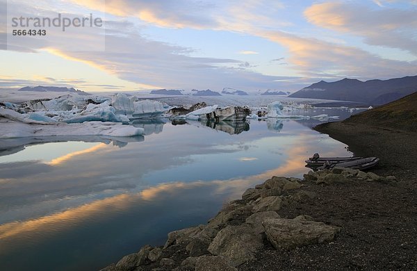 Gletschersee Jökulsarlon vor dem Gletscher Vatnajökull  Island  Europa